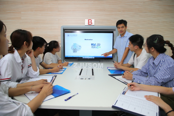 浙大管院师生在进行小组讨论。图片由浙江大学管理学院提供.jpg