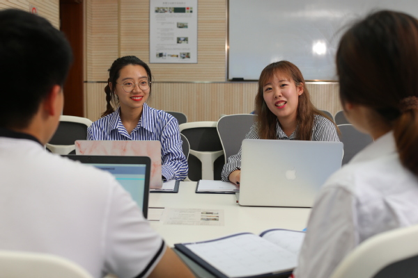 浙大管院学生在交流。图片由浙江大学管理学院提供.jpg