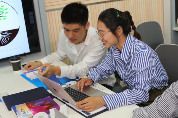 浙大管院学生在课堂上交流。图片由浙江大学管理学院提供.jpg