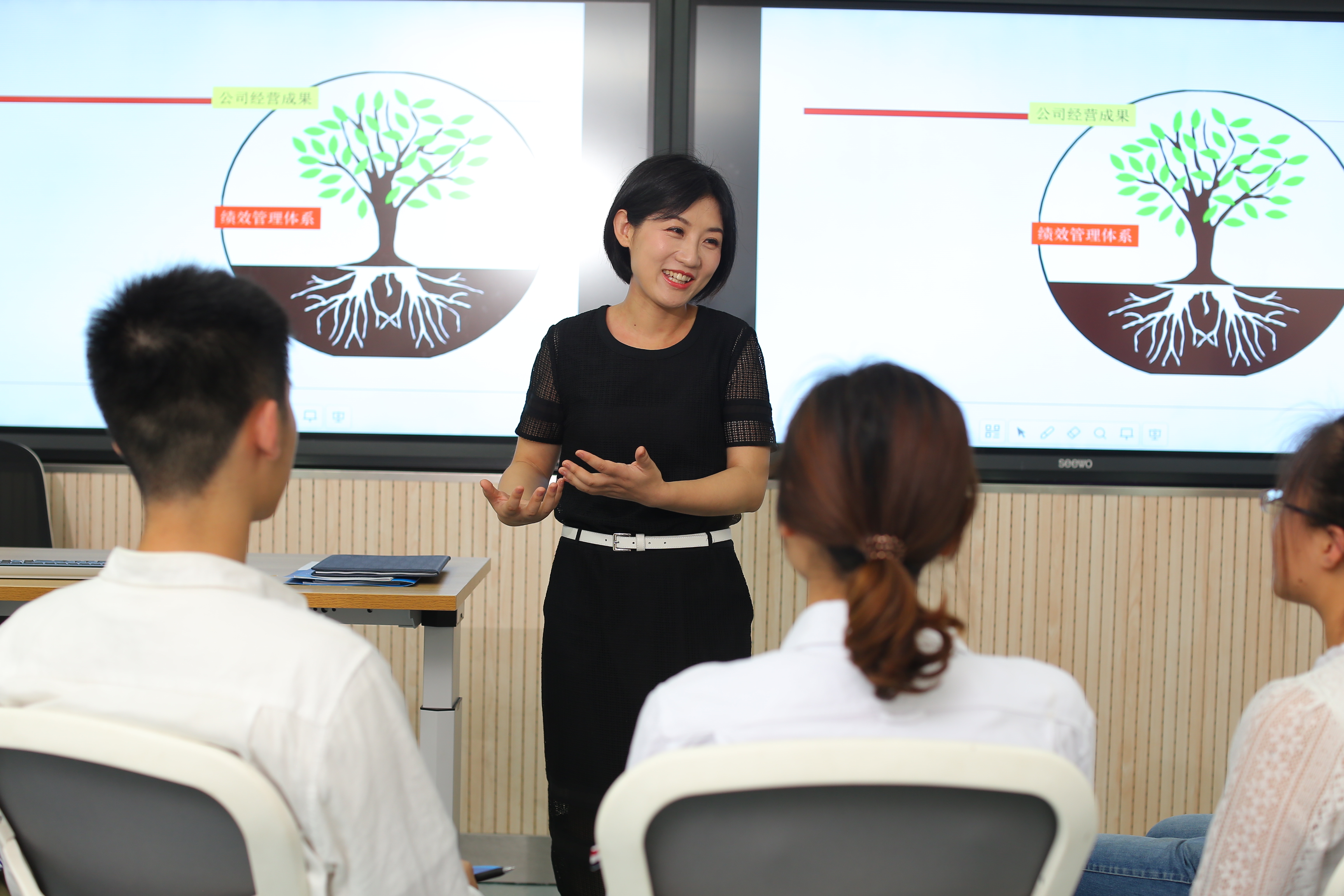 浙大管院财务与会计学系教师在授课。图片由浙江大学管理学院提供.jpg